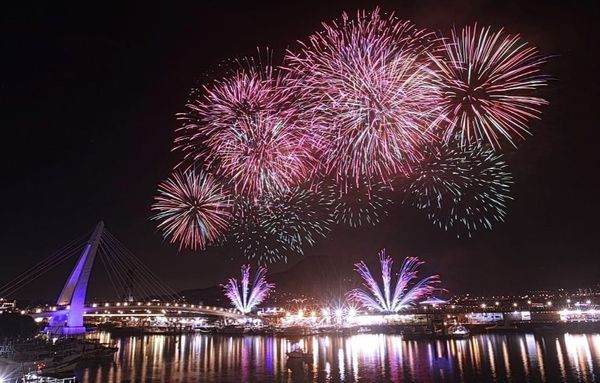 ▲8月11日淡水漁人碼頭仲夏繽紛樂活動開幕煙火秀實況,煙火秀建議觀賞點,煙火秀交通資訊,淡水煙火。（圖／新北市漁業處提供）