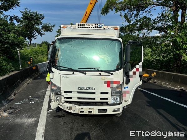 ▲▼國1高科交流道「小貨車失控翻覆」，載運包裹散落畫面曝光。（圖／記者賴文萱翻攝）