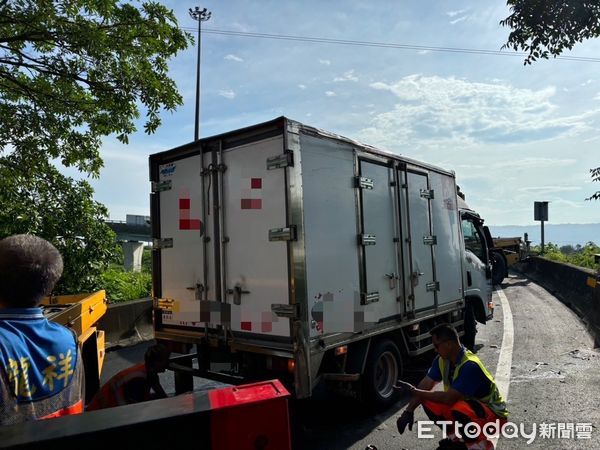 ▲▼國1高科交流道「小貨車失控翻覆」，載運包裹散落畫面曝光。（圖／記者賴文萱翻攝）