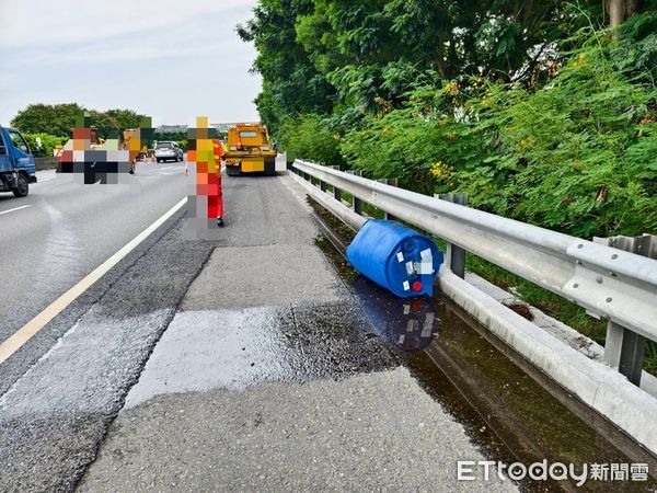 ▲▼裝載氫氧化鉀桶掉落洩漏交通事故案             。（圖／記者翁伊森翻攝）