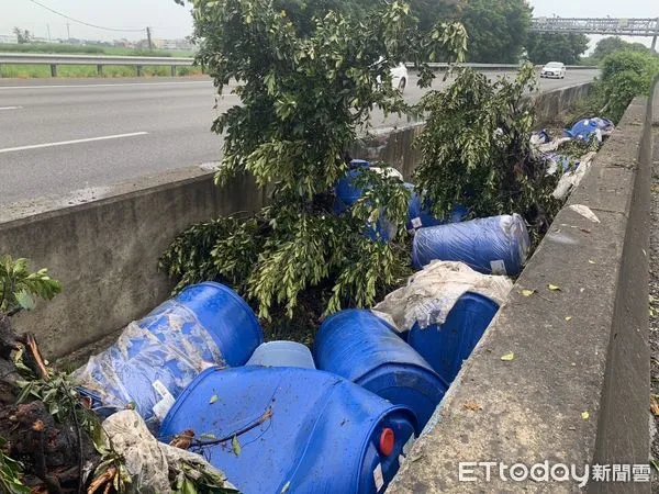 ▲▼裝載氫氧化鉀桶掉落洩漏交通事故案             。（圖／記者翁伊森翻攝）