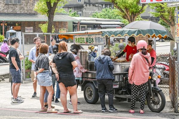 ▲▼橋下阿泰豆花，隱身桃鶯陸橋下超人氣排隊美食。（圖／部落客周花花提供）