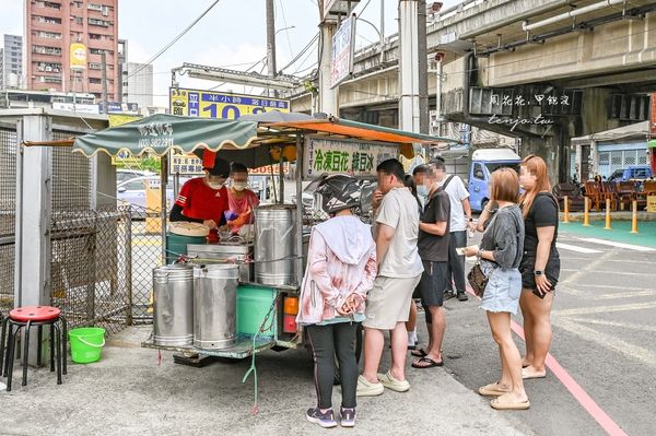 ▲▼橋下阿泰豆花，隱身桃鶯陸橋下超人氣排隊美食。（圖／部落客周花花提供）