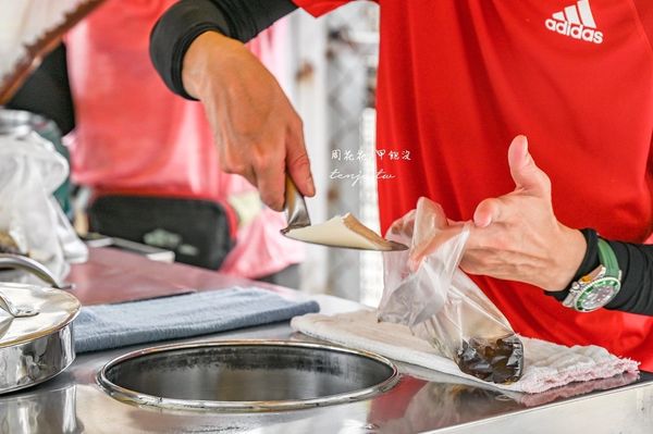 ▲▼橋下阿泰豆花，隱身桃鶯陸橋下超人氣排隊美食。（圖／部落客周花花提供）