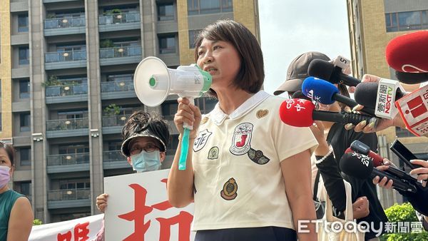 ▲▼質疑高雄國賓「危老鑑定」有瑕疵，住戶拉布條：容積獎勵不合理。（圖／記者賴文萱攝）