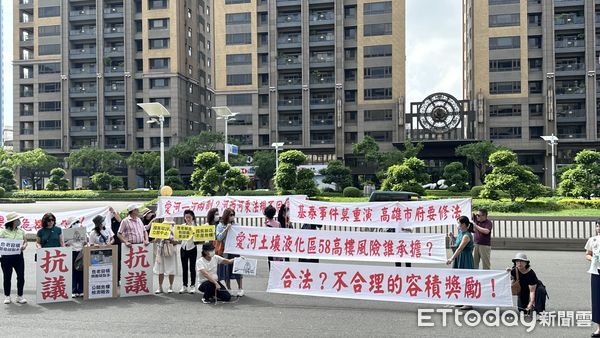 ▲▼質疑高雄國賓「危老鑑定」有瑕疵，住戶拉布條：容積獎勵不合理。（圖／記者賴文萱攝）