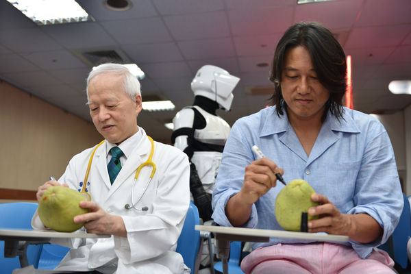 ▲▼馬偕兒童醫院院陳銘仁(左)，與韓哥手繪文旦，為馬偕兒童醫院「我向月亮許一個願」中秋特企活動暖場。（圖／馬偕醫院提供）