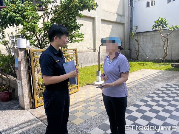 ▲李姓婦人慌張跑到警所向員警咨詢，員警告知李婦遭到詐騙。（圖／吉安警分局提供，下同）