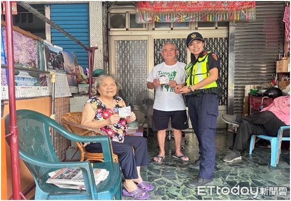 ▲內埔警分局廣發「詐欺的特徵名片卡」給民眾並強化宣導「打詐新四法」           。（圖／記者陳崑福翻攝）