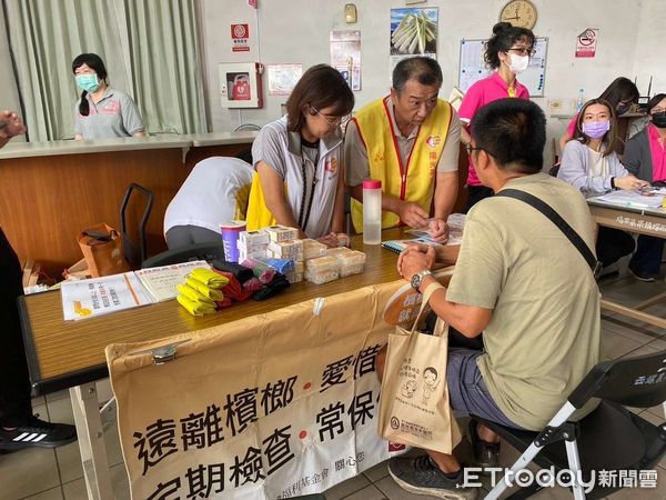 ▲雲林縣衛生局與雲林基督教醫院及成功大學公共衛生研究所副教授王亮懿前往西螺果菜市場進行免費健康篩檢活動及協助檳榔防制宣導。（圖／記者蔡佩旻翻攝）