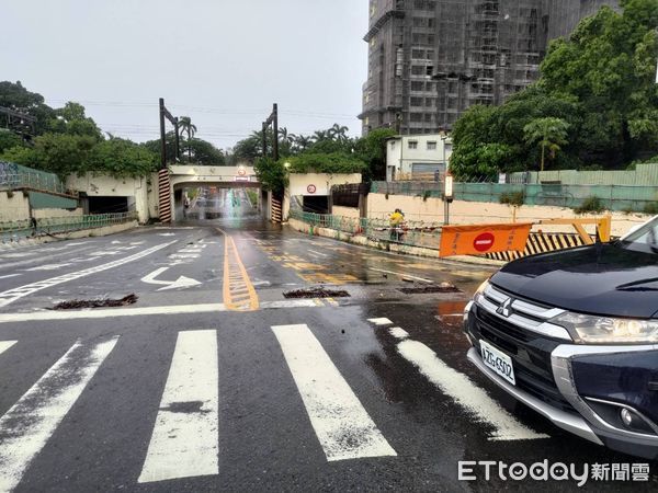 ▲台南北區下午1時許開始下起大雷雨，警方透過即時影像監控小東地下道水情，並派出巡邏員警現場監看，到下午2時10分地下道積水達1/2輪胎，立即實施預防性封閉。（圖／記者林東良翻攝，下同）