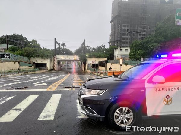 ▲台南北區下午1時許開始下起大雷雨，警方透過即時影像監控小東地下道水情，並派出巡邏員警現場監看，到下午2時10分地下道積水達1/2輪胎，立即實施預防性封閉。（圖／記者林東良翻攝，下同）