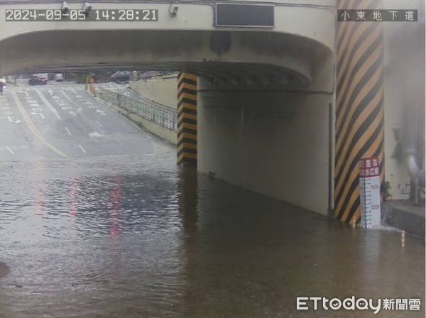 ▲台南北區下午1時許開始下起大雷雨，警方透過即時影像監控小東地下道水情，並派出巡邏員警現場監看，到下午2時10分地下道積水達1/2輪胎，立即實施預防性封閉。（圖／記者林東良翻攝，下同）