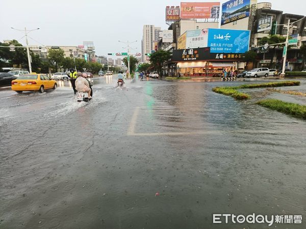 ▲台南北區下午1時許開始下起大雷雨，警方透過即時影像監控小東地下道水情，並派出巡邏員警現場監看，到下午2時10分地下道積水達1/2輪胎，立即實施預防性封閉。（圖／記者林東良翻攝，下同）