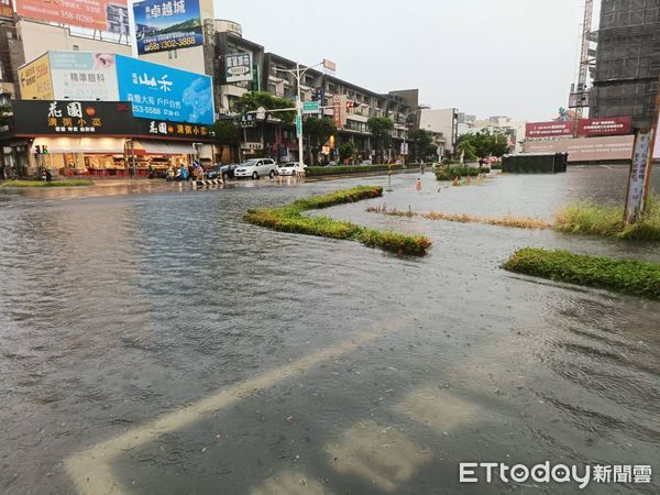 ▲台南北區下午1時許開始下起大雷雨，警方透過即時影像監控小東地下道水情，並派出巡邏員警現場監看，到下午2時10分地下道積水達1/2輪胎，立即實施預防性封閉。（圖／記者林東良翻攝，下同）