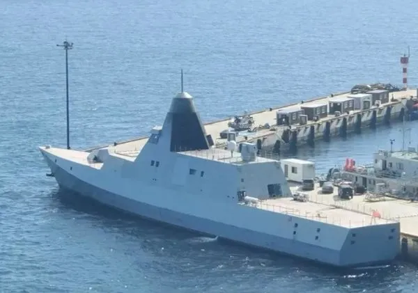 ▲▼解放軍新型神秘護衛艦被捕捉到，其艦上安裝疑似雷射武器的發射裝置。（圖／翻攝自大陸網站）