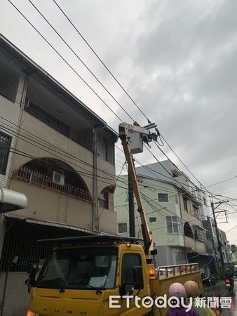 ▲台南市5日下午因大雨雷擊造成線路設備故障，影響東區長東街、仁德區保生東路、保華路等一帶共2709戶停電，台電全力搶修已全數復電。（圖／記者林東良翻攝，下同）