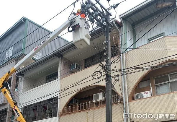 ▲台南市5日下午因大雨雷擊造成線路設備故障，影響東區長東街、仁德區保生東路、保華路等一帶共2709戶停電，台電全力搶修已全數復電。（圖／記者林東良翻攝，下同）