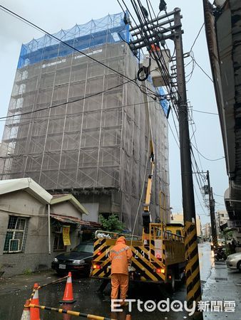 ▲台南市5日下午因大雨雷擊造成線路設備故障，影響東區長東街、仁德區保生東路、保華路等一帶共2709戶停電，台電全力搶修已全數復電。（圖／記者林東良翻攝，下同）