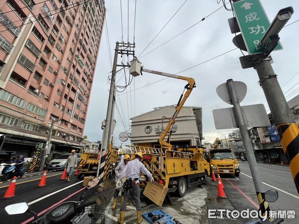 ▲▼高雄岡山電桿爆損，台電緊急派員搶休。（圖／記者賴文萱翻攝）