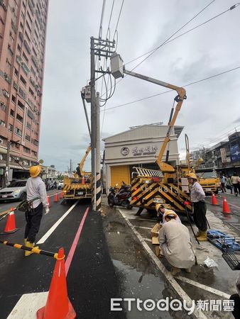 ▲▼高雄岡山電桿爆損，台電緊急派員搶休。（圖／記者賴文萱翻攝）