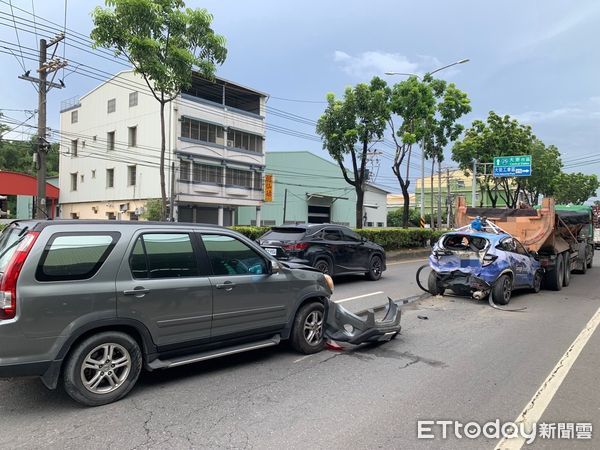 ▲休旅車未注意車前狀況釀追撞。（圖／記者許宥孺翻攝）