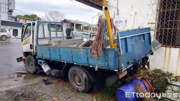 ▲小貨車車禍。（圖／記者楊漢聲翻攝，下同）