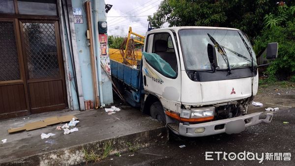 ▲小貨車車禍。（圖／記者楊漢聲翻攝，下同）