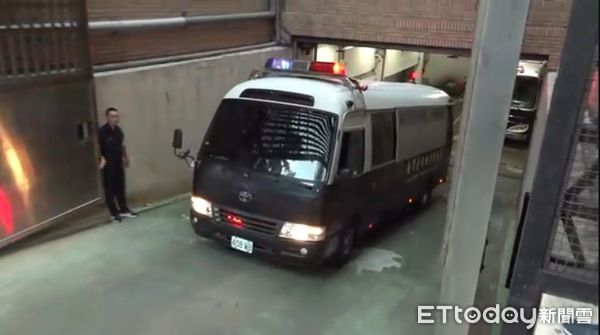 ▲柯文哲上囚車，被送往台北看守所。（圖／攝影中心攝，下同）