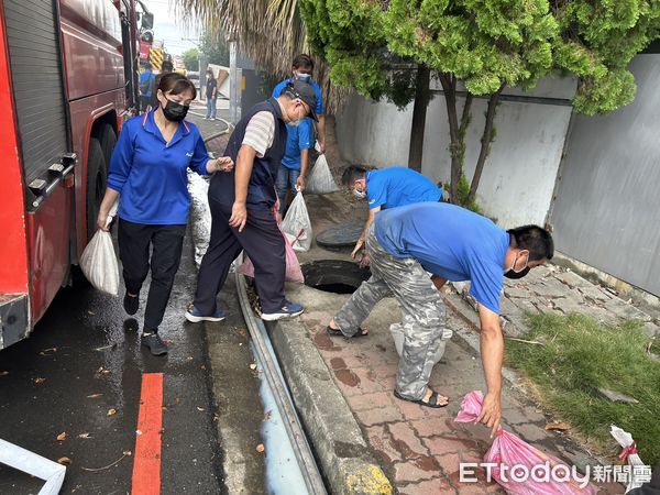 ▲台南市新營區忠孝路一工廠廠房發生火災，廠方應變不及使得消防廢水伴隨部分農藥流入太子宮分線排水系統，導致水圳變色，民眾擔憂。（圖／記者林東良翻攝，下同）