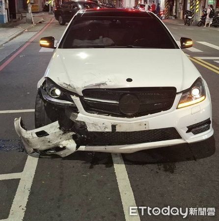 ▲▼  賓士車猛撞路邊11輛車           。（圖／記者戴上容翻攝）