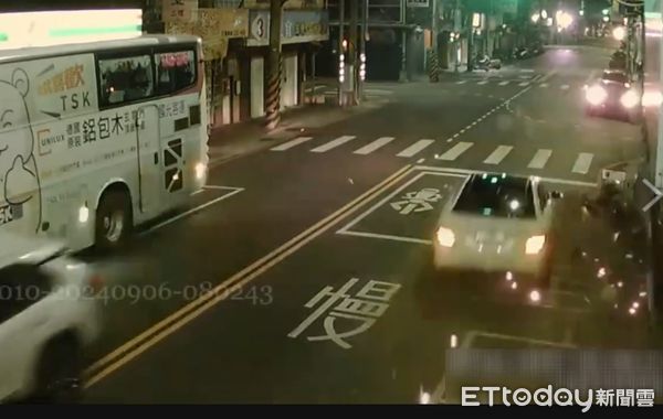 ▲▼  賓士車猛撞路邊11輛車           。（圖／記者戴上容翻攝）