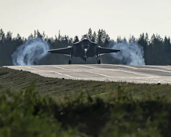 ▲▼F-35成功降落在芬蘭拉努阿霍西奧公路的戰備道。（圖／美國空軍）