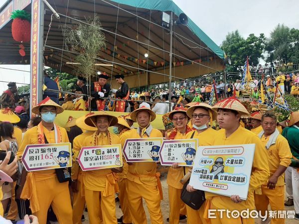 ▲東港警分局撰握琉球迎王祭典宣導打詐新四法             。（圖／記者陳崑福翻攝）