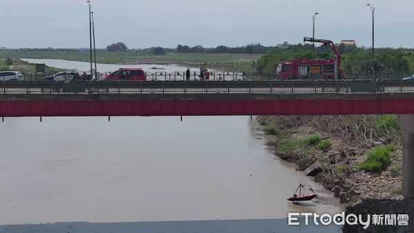 ▲台南市麻豆區麻善大橋，6日中午傳出有人落水，消防人員下艇搜救，並加派無人機飛手搜尋。（圖／民眾提供，下同）