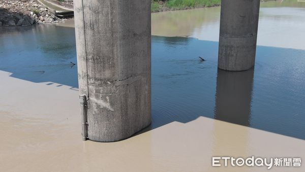 ▲台南市麻豆區麻善大橋，6日中午傳出有人落水，消防人員下艇搜救，並加派無人機飛手搜尋。（圖／民眾提供，下同）