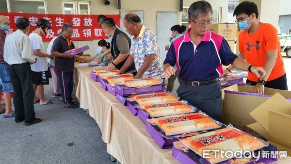 ▲鄭春忠捐贈一台水箱車給屏東縣政府消防局            。（圖／記者陳崑福翻攝）