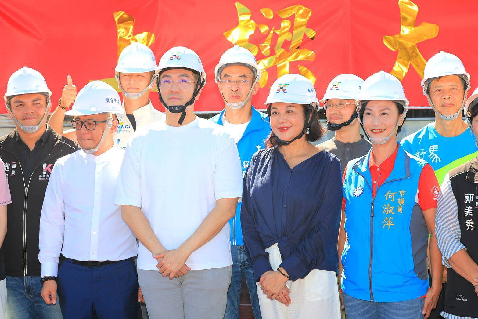 ▲基隆田徑場重建今上樑。（圖／記者郭世賢翻攝）