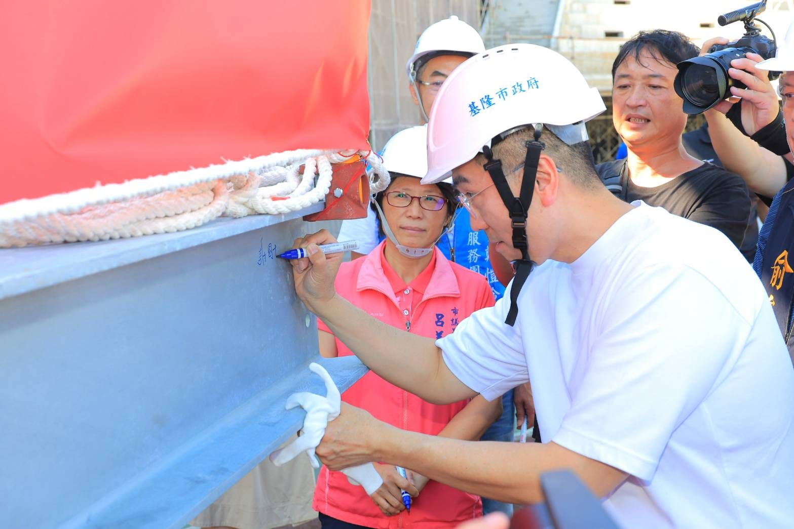 ▲基隆田徑場重建今上樑。（圖／記者郭世賢翻攝）