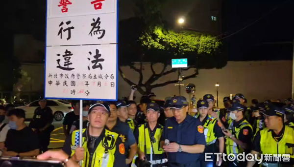 ▲▼警方舉牌警告違法。（圖／記者陸運陞攝）