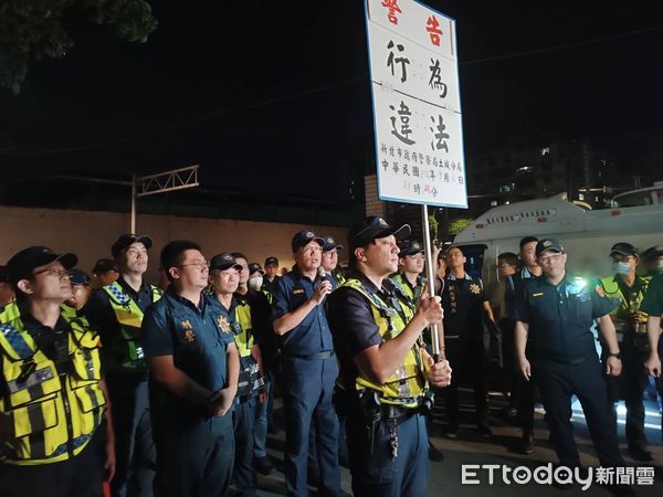 ▲▼警方舉牌警告違法。（圖／記者陸運陞攝）