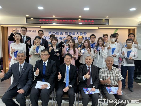 ▲傑出海運青年得獎人與頒獎人大合照，前排左起航港局局長葉協隆、海研會理事長桑國忠、航政司長韓振華、航港局長李賢義、航港局前局長黎瑞德。（圖／海研會提供）