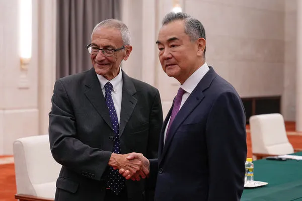 ▲▼美國氣候特使波德斯達（John Podesta）6日在北京與中國外交部長王毅見面。（圖／路透）