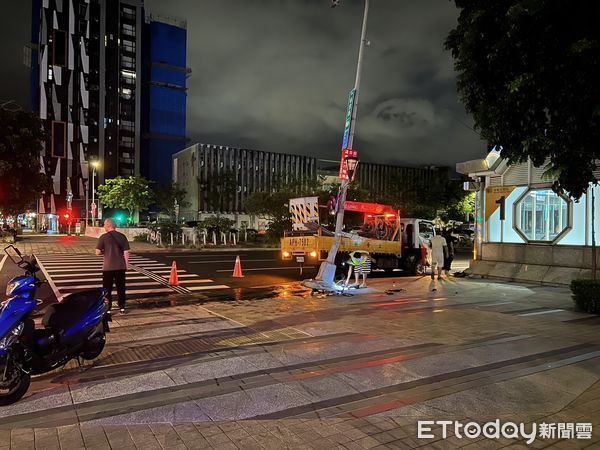 ▲▼快訊／北市保時捷衝人行道「滿地深紅色液體」！飼主看愛犬被撞崩潰。（圖／記者邱中岳翻攝）