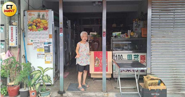 經營雜貨店的高太太認為京華城的結束營業對周邊居民損失很大，希望趕快完工，重新帶來人潮。（圖／林榮芳攝）