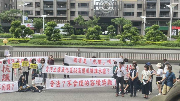 日前，高雄國賓危老重建案容積率也被檢討為何能達1142%，高雄國賓周邊住戶30人多人也前往高市府前抗議陳情。（圖／報系資料庫）