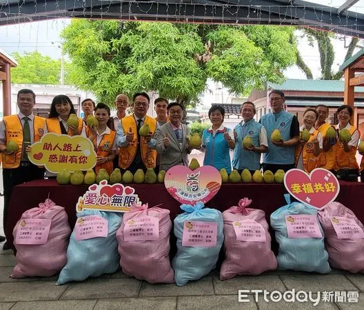 ▲▼花蓮獅子會中秋關懷長輩，捐贈2千斤文旦柚分享吉安鄉文健站。（圖／吉安鄉公所提供，下同）