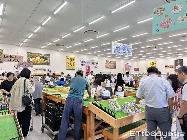 ▲▼日本「JA全農」經營的直賣所，可以買到產地直送的麝香葡萄、水果等農畜產，還有多款周邊伴手禮。（圖／記者林育綾攝）