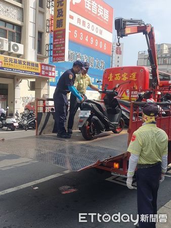 ▲警方與拖吊場展開清道專案，將斗六車站周邊人行道之違停車輛及店家站位盆栽全數清除。（圖／記者蔡佩旻翻攝）