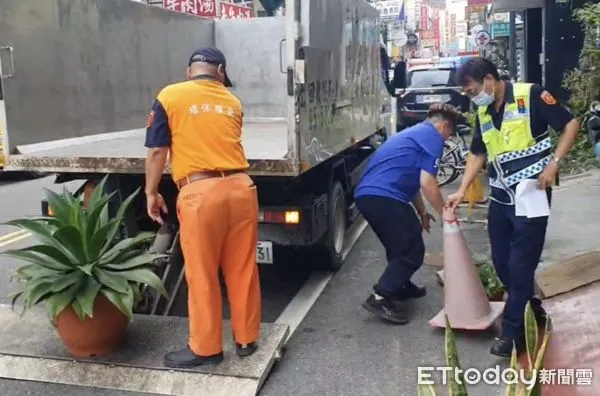 ▲警方與拖吊場展開清道專案，將斗六車站周邊人行道之違停車輛及店家站位盆栽全數清除。（圖／記者蔡佩旻翻攝）